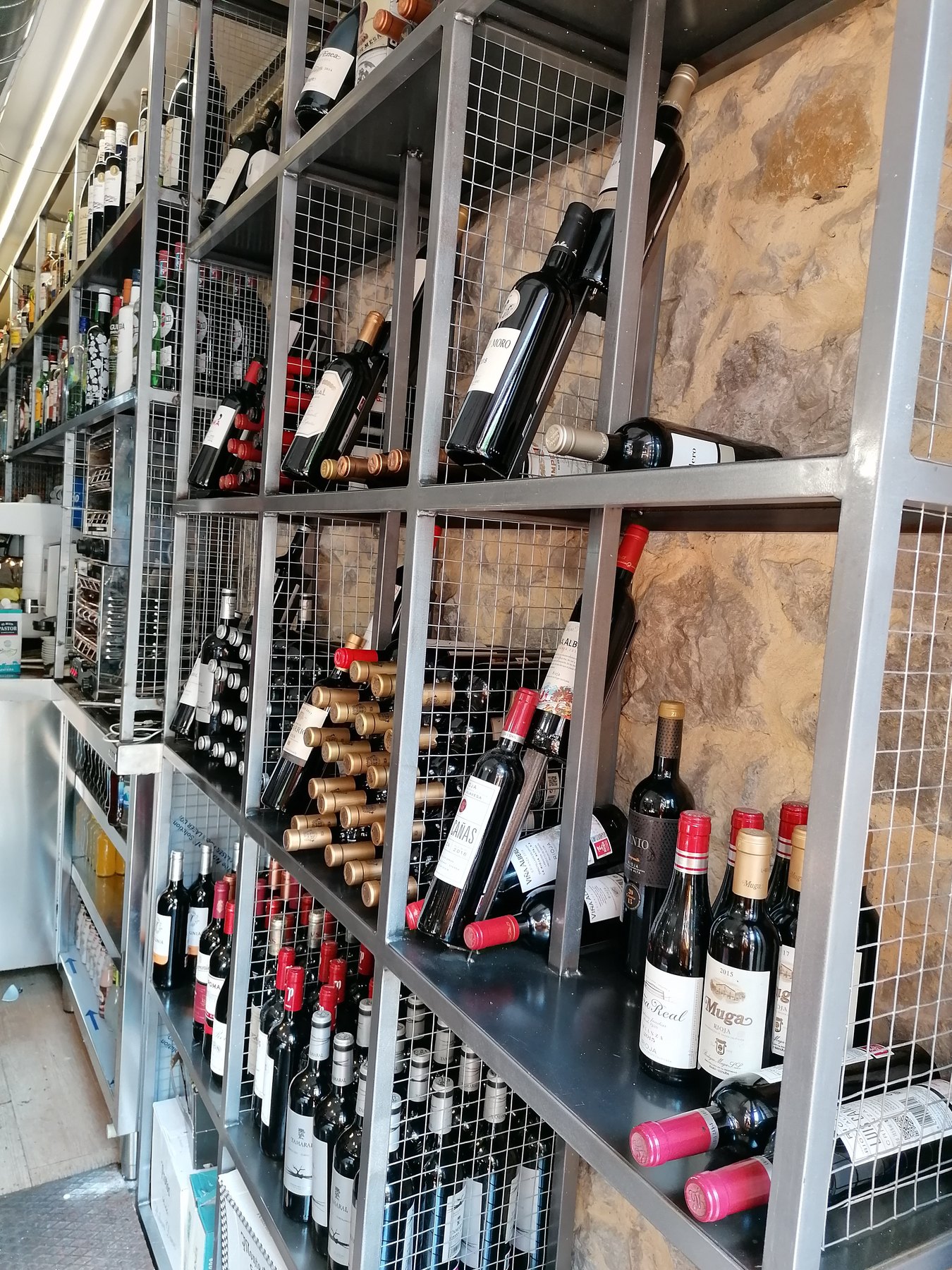 Vinoteca a medida Artelot con estructura de acero y botellas