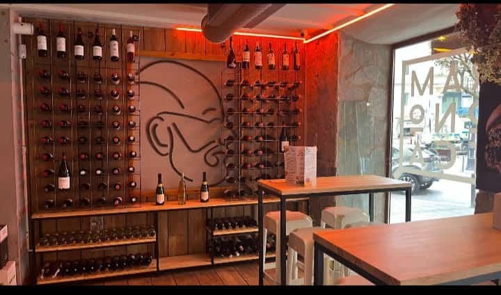 Barra y vinoteca a medida fabricadas por Artelot para hostelería