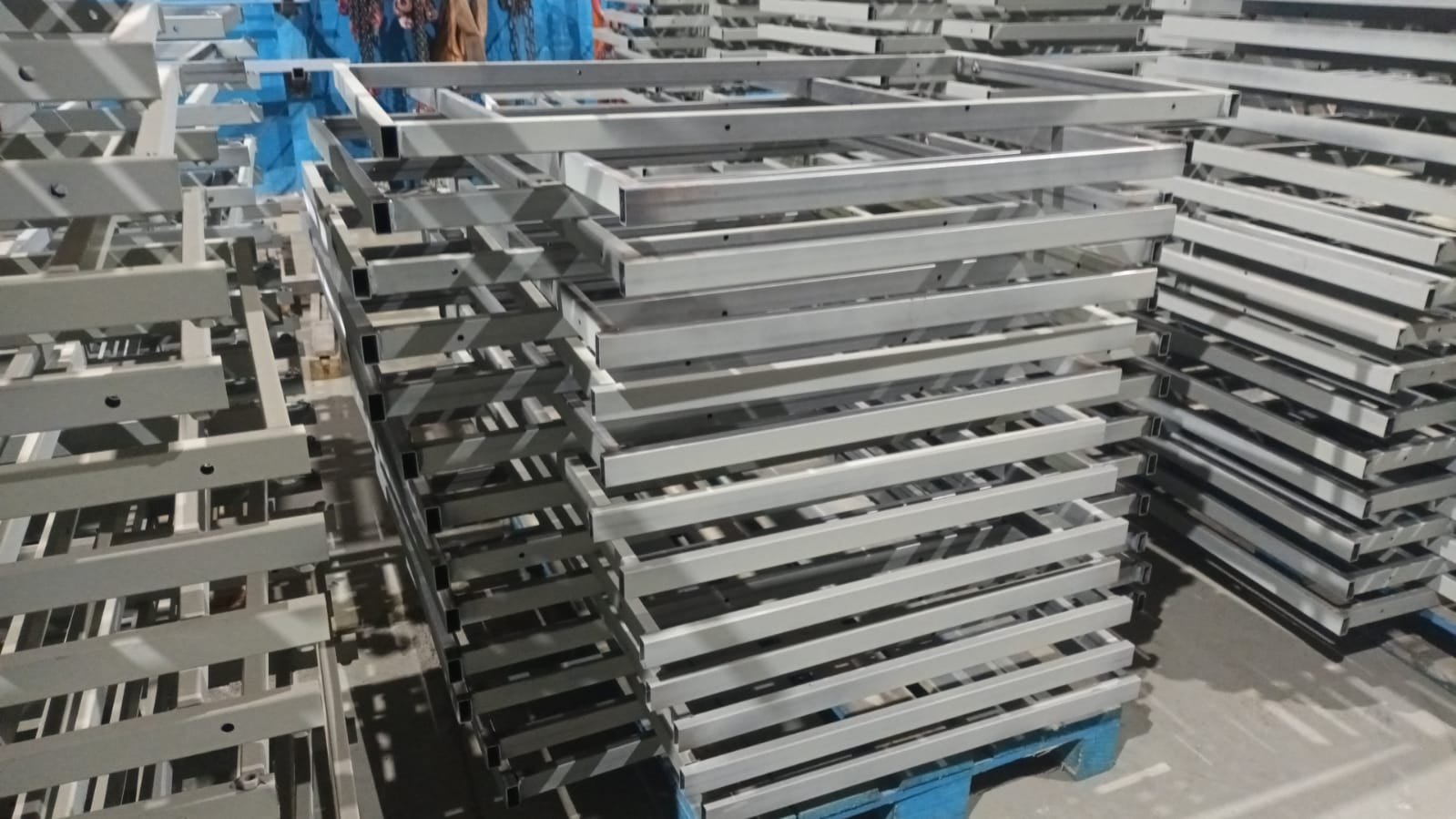 Bastidores elevables Artelot de gama Superior apilados en fábrica