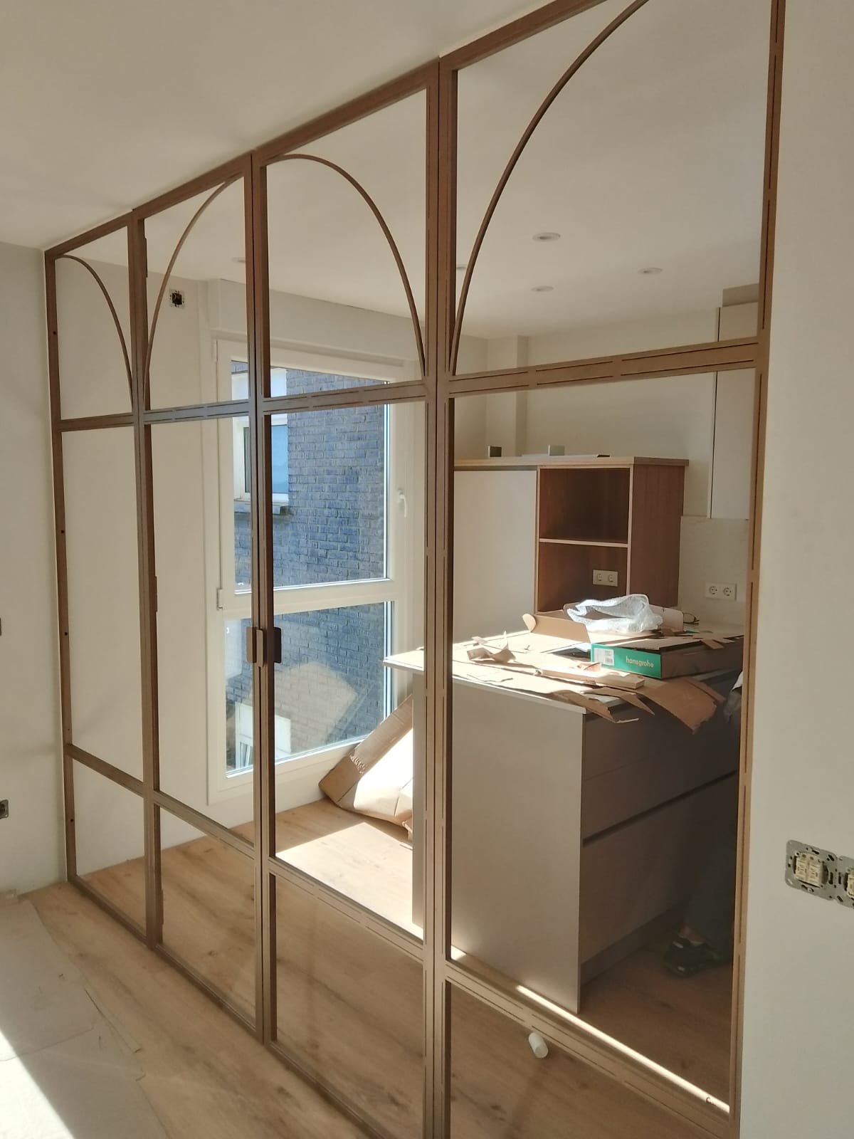 Separador interior Artelot de acero y vidrio en una vivienda