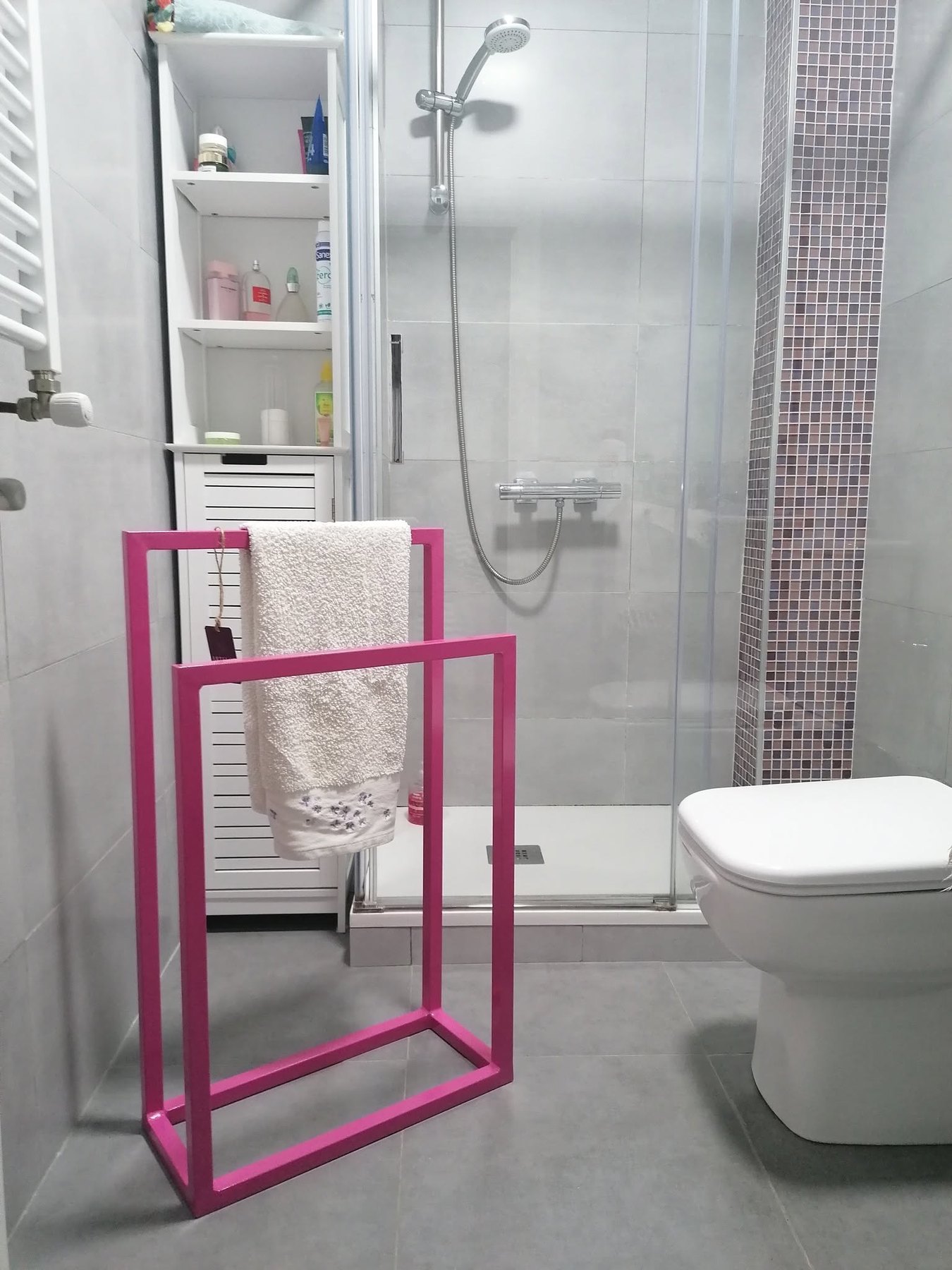 Toallero Artelot de acero negro con toallas en un baño