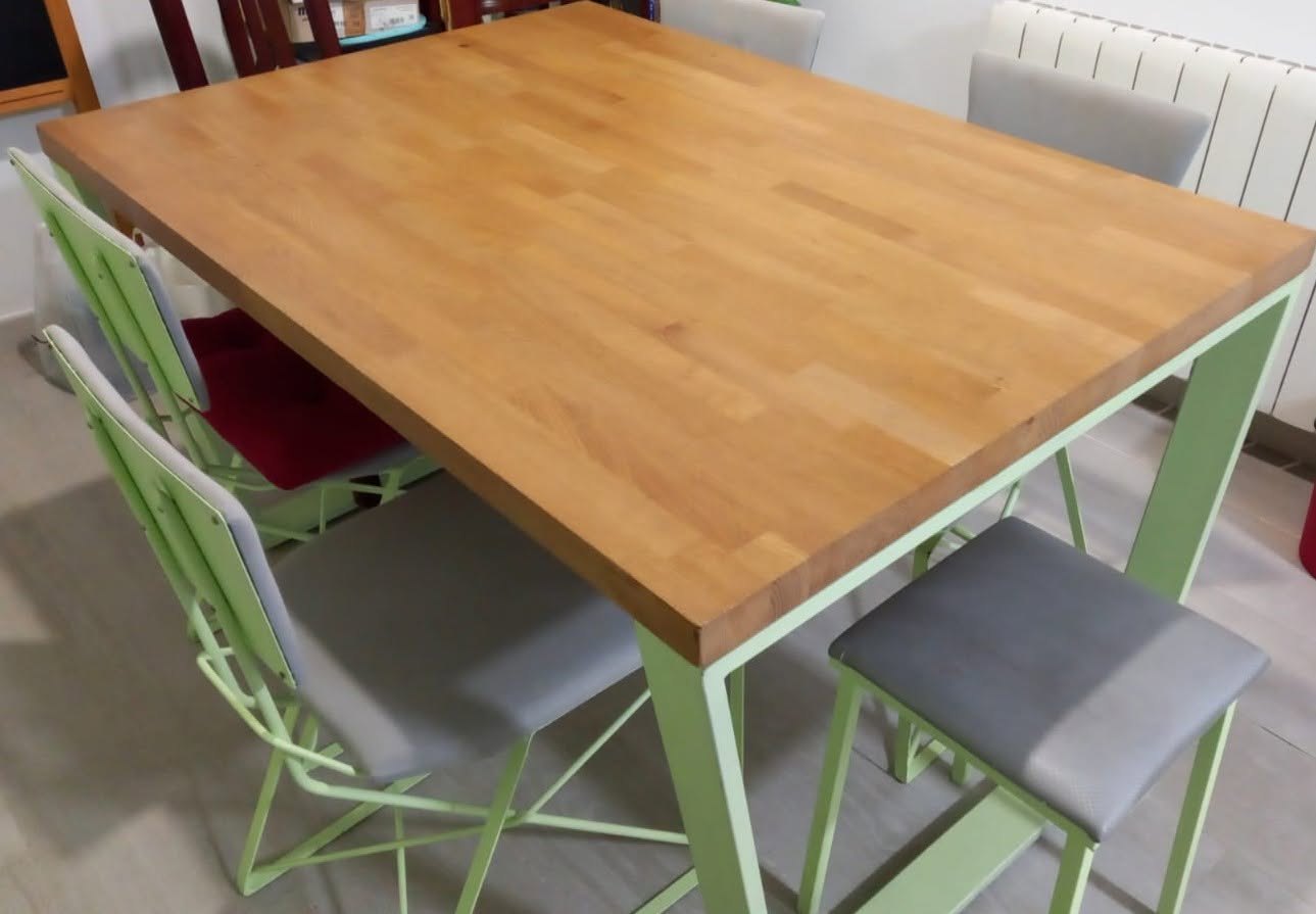 Mesa de comedor Artelot con tablero de madera y patas verdes