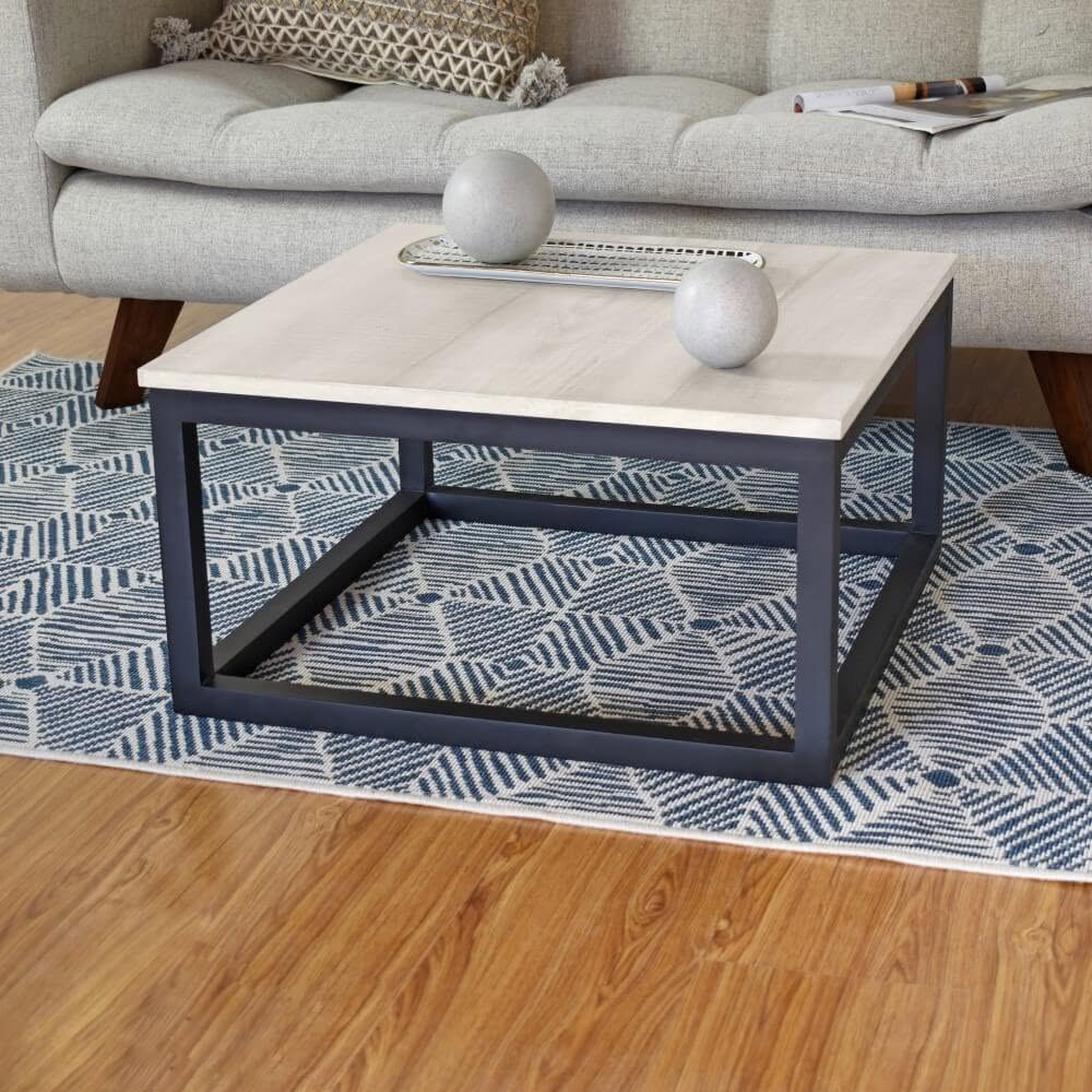 Mesa de centro Artelot de acero negro y madera en un salón